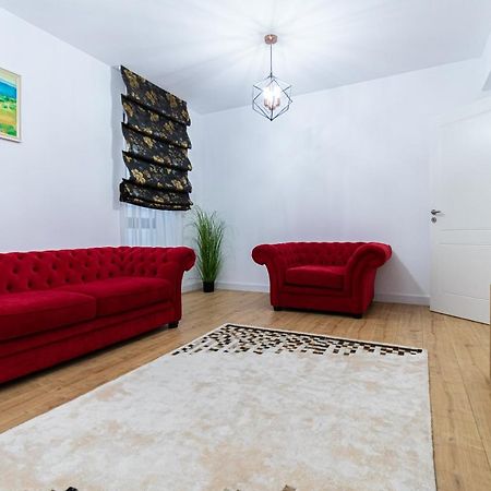 Lighthouse Central Apt With Unique Views Of The Fortress, Free Parking, 5 Min By Car From The Old Town Appartement Braşov Buitenkant foto