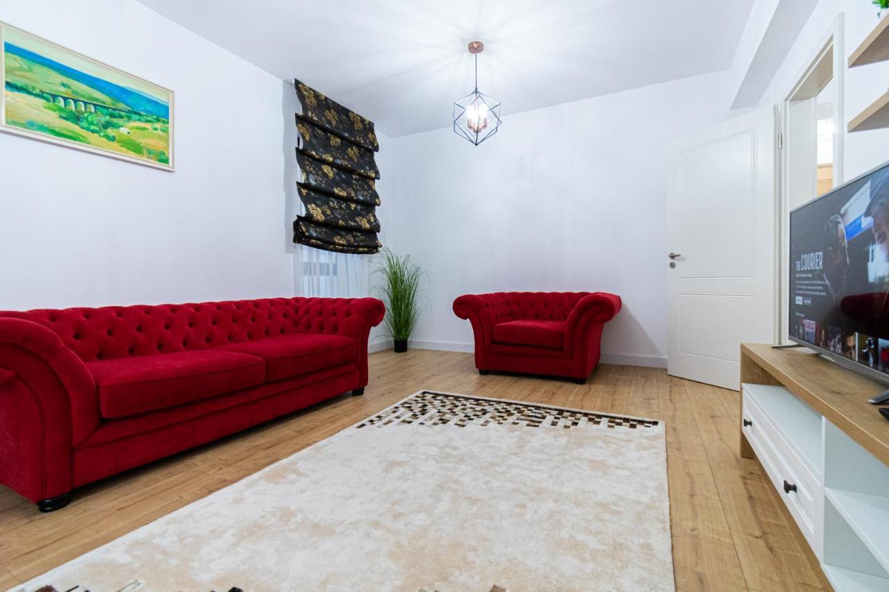 Lighthouse Central Apt With Unique Views Of The Fortress, Free Parking, 5 Min By Car From The Old Town Appartement Braşov Buitenkant foto
